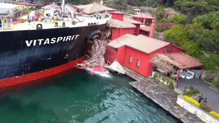 Barco fuera de control en Turquía