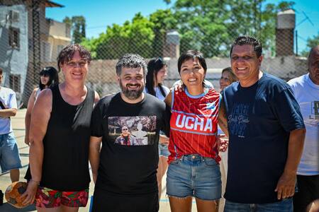 Visita de Mayra Mendoza, Facundo Tignanelli y Juan Debandi al club de Tres de Febrero que recibió una boleta de luz de un millón de pesos.