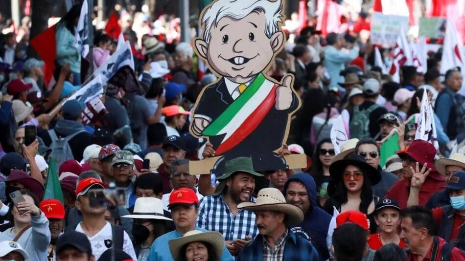 Mutitudinaria marcha en México en apoyo a las políticas de López Obrador, Reuters