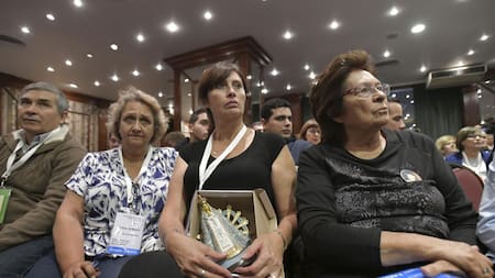 Histórico: familiares de caídos en Malvinas están en las islas, en un abrazo a los héroes