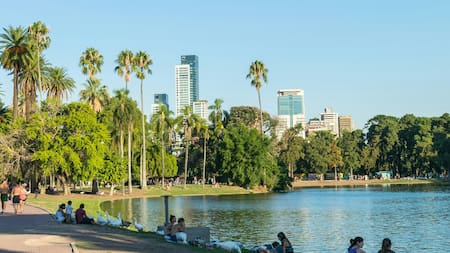 Escapadas gratis en Buenos Aires: los mejores parques frente al río para desconectar de la rutina