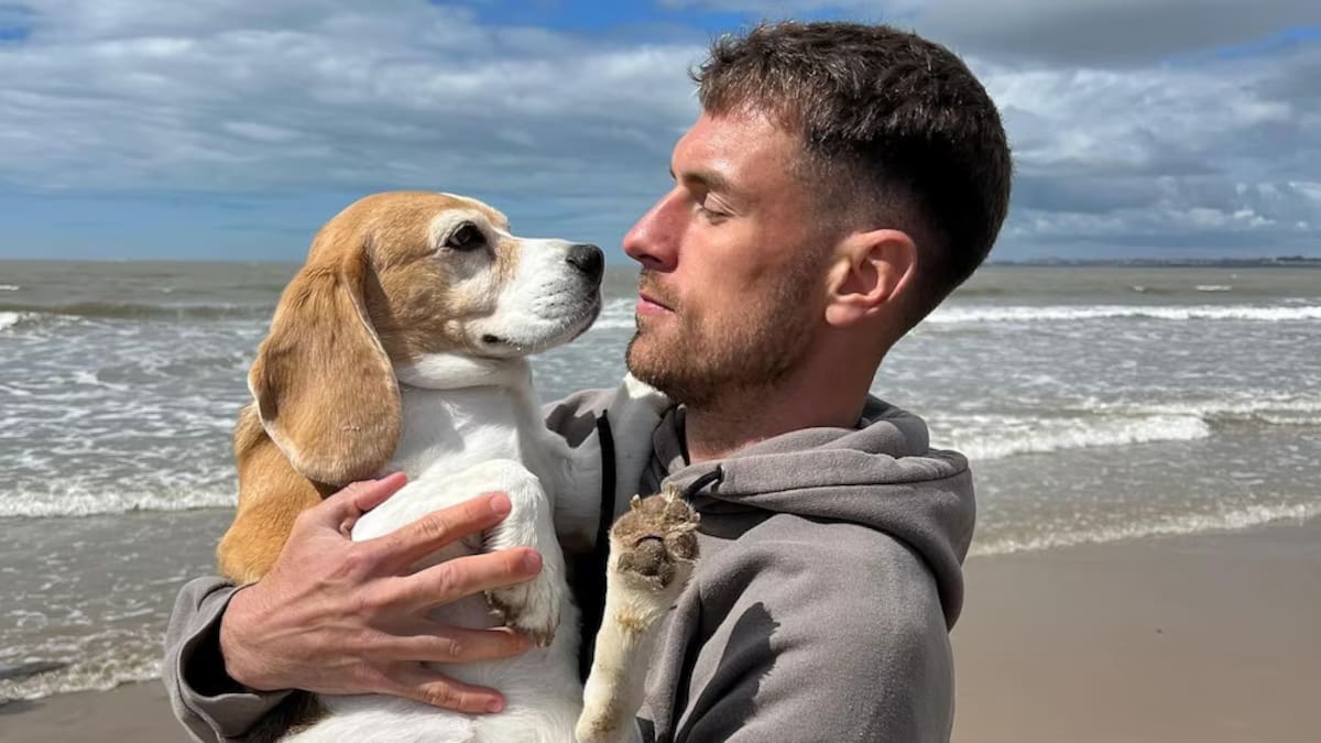 Aaron Ramsey junto a su perrita