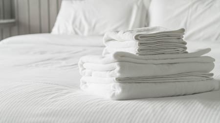 Toallas limpias sin gastar de más. Foto: Freepik