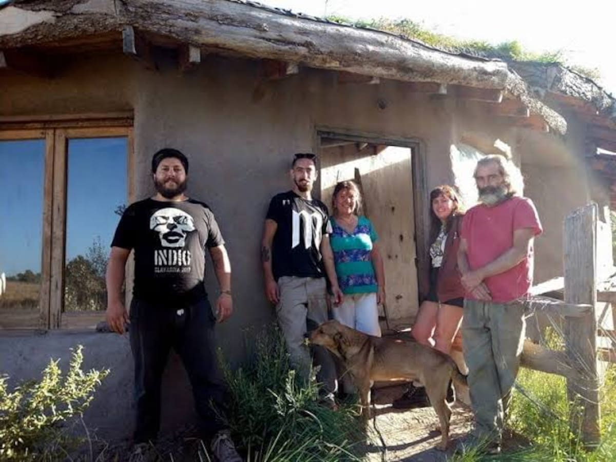 En Tres Arroyos, María Golato y Perico Medina levantaron una vivienda elevada 1,80 metros para protegerla de las inundaciones. La obra demandó 5 años de trabajo intermitente y hoy es el hogar de sus propios creadores.