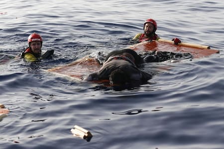 Náufraga aferrada a dos muertos para sobrevivir, NA