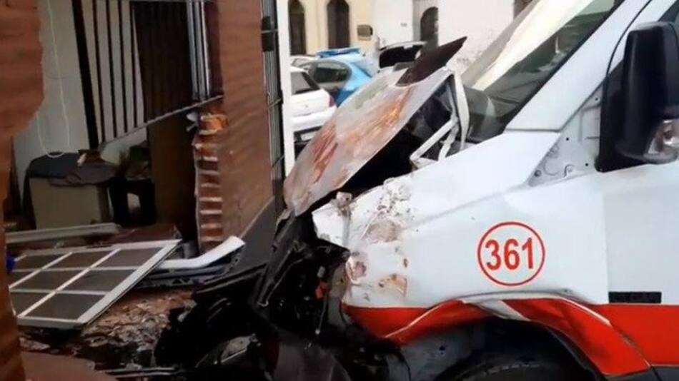 Ambulancia se incrustó en una casa