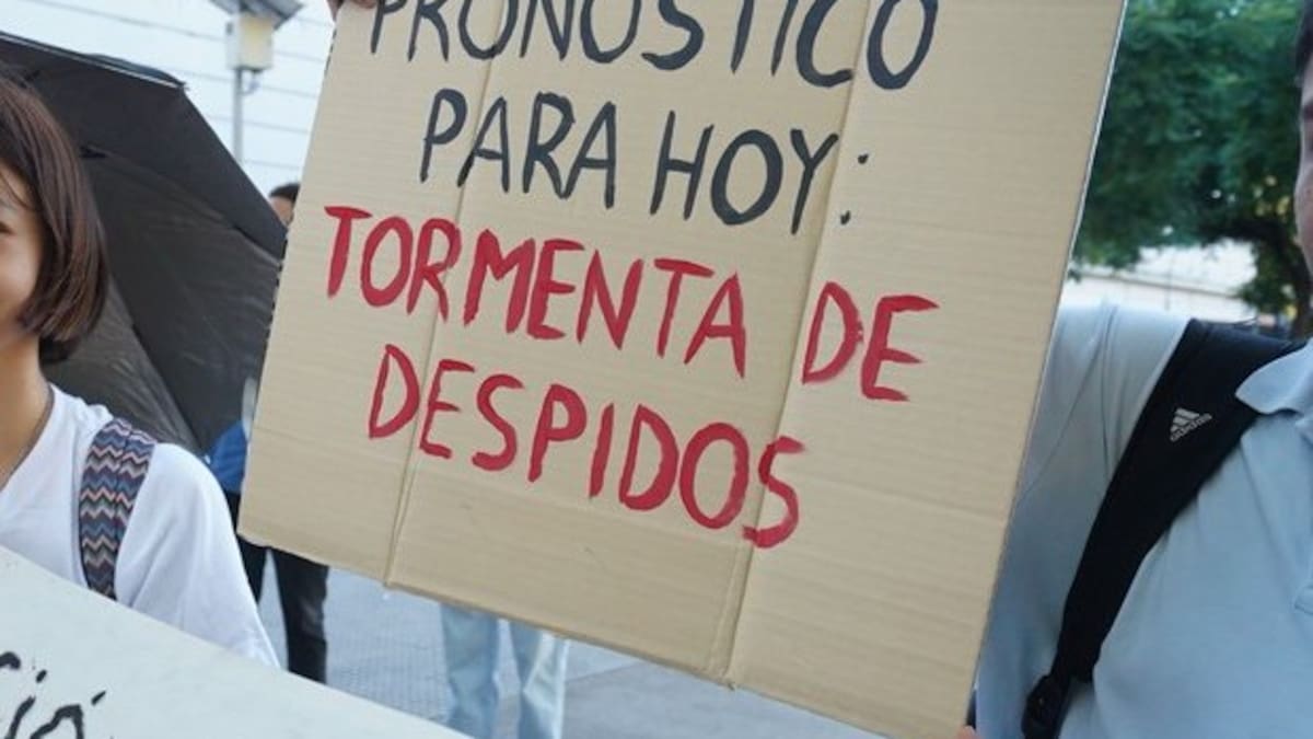 Trabajadores del Servicio Meteorológico Nacional marcharon tras los despidos de 140 empleados por parte del Gobierno