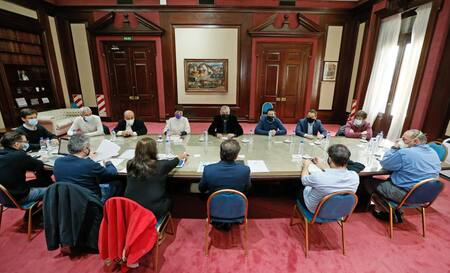 Axel Kicillof, junto a intendentes por las tomas de tierras, NA