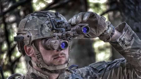Los visores nocturnos binoculares Theon NYX que compró el Ejército Argentino.
