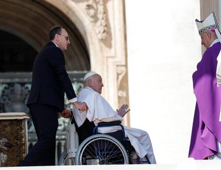 El papa Francisco reapareció ante los fieles en la plaza de San Pedro durante su convalecencia. EFE/EPA/GIUSEPPE LAMI