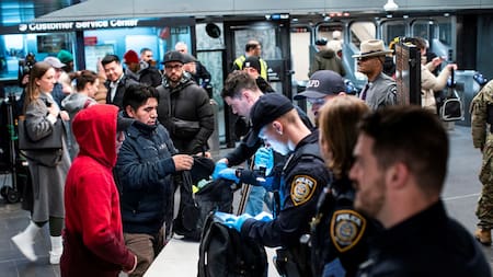 Controles policiales en los subtes de Nueva York, Estados Unidos. Foto: Reuters.