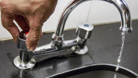 El Gobierno avanza con la privatización de AySA. Foto: NA.