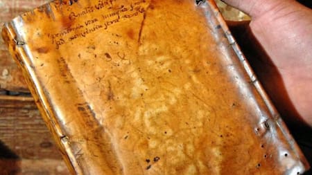 El libro "Los destinos del alma", encuadernado con piel humana. Foto: X @FunSoAcademia.