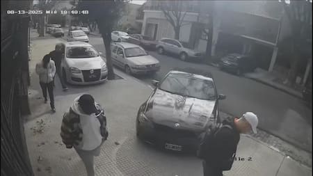 Video: el momento exacto en el que ocho ladrones intentaron entrar a robar a una casa en Caballito