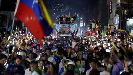 Multitudinaria marcha de la oposición en Venezuela. Foto: EFE.