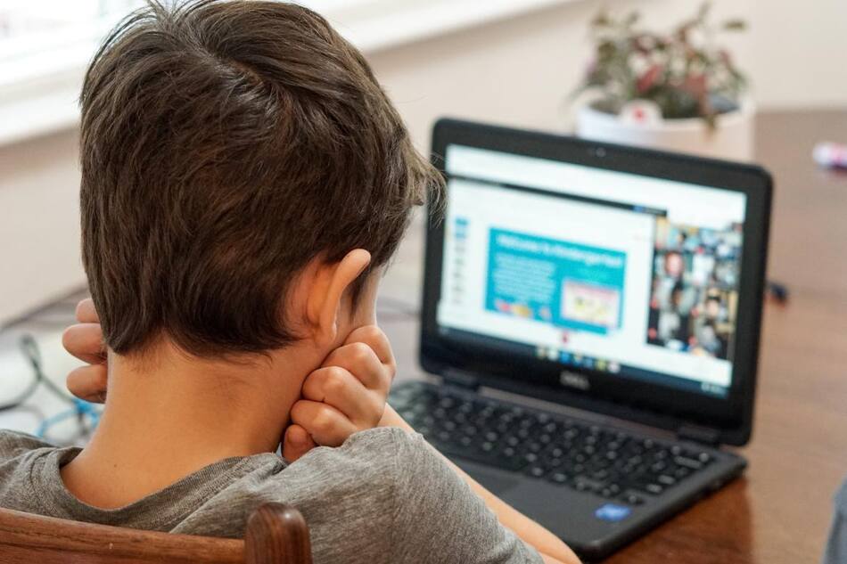 Por mes, dos millones de menores ven porno en Francia. Foto: Unsplash.