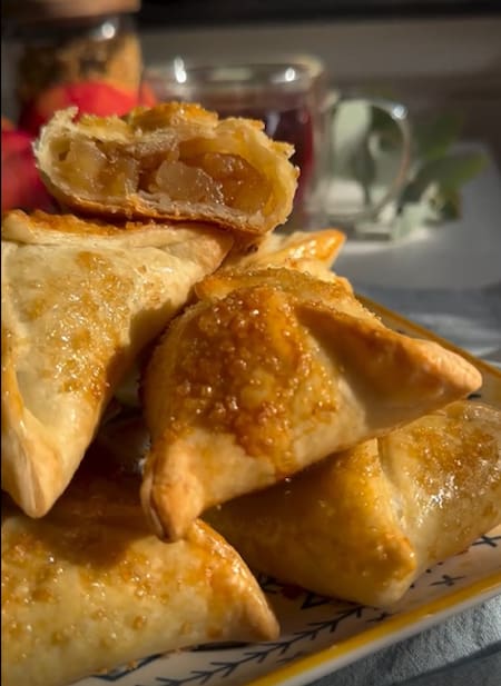 Receta de facturas de manzanas con tapas de empanadas. Foto: Instagram/@mamamelliscocina