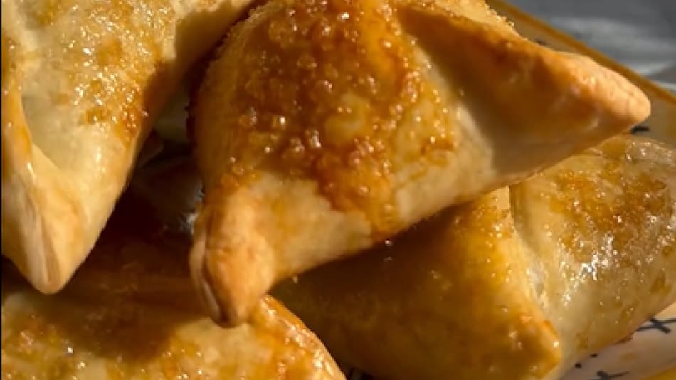 Receta de facturas de manzanas con tapas de empanadas. Foto: Instagram/@mamamelliscocina