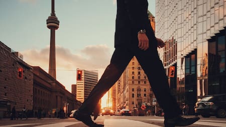 Existe una forma de caminar que ayuda a aliviar dolores lumbares. Foto: Unsplash