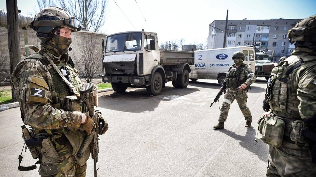 Militares rusos secuestran a personas en Lugansk. Foto Twitter @espressoTV.