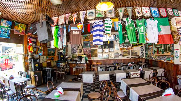 El bodegón porteño que ofrece un menú increíble a un bajo precio: empanada, milanesa, papas fritas y bebida por $9.000