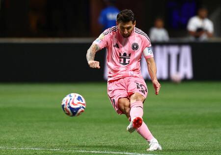 El momento exacto del tiro libre histórico de Lionel Messi. Foto: Reuters/Kai Pfaffenbach