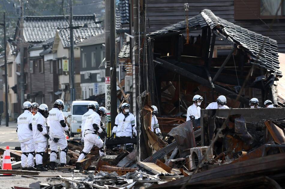 Tareas de rescate en Japón tras el terremoto. Foto: EFE.