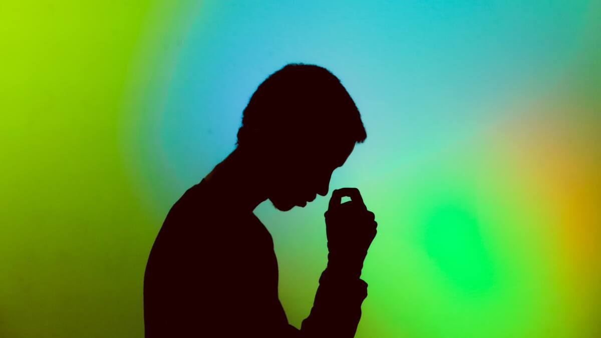 Stimming, el mecanismo para "defenderse" del mundo: de morderse las uñas a un parpadeo constante