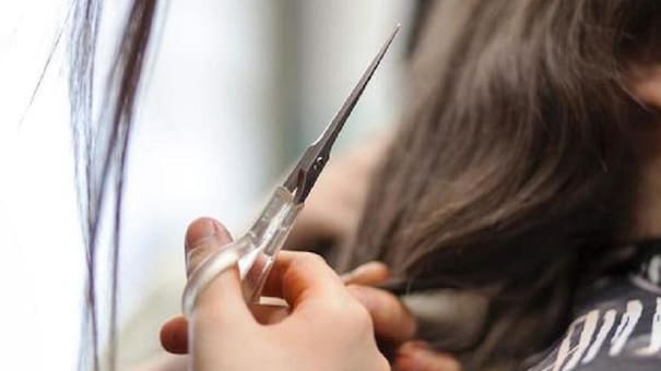 Calendario lunar de diciembre 2025: cuáles son los mejores días para cortarse el pelo