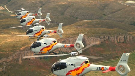 Helicópteros acróbatas de la Patrulla Aspa del Ejército Español