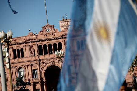 La bandera argentina flameando delante de la Casa Rosada. Foto: Reuters / Agustín Marcarian