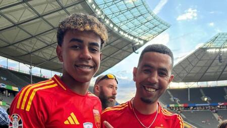 Lamine Yamal y su padre.