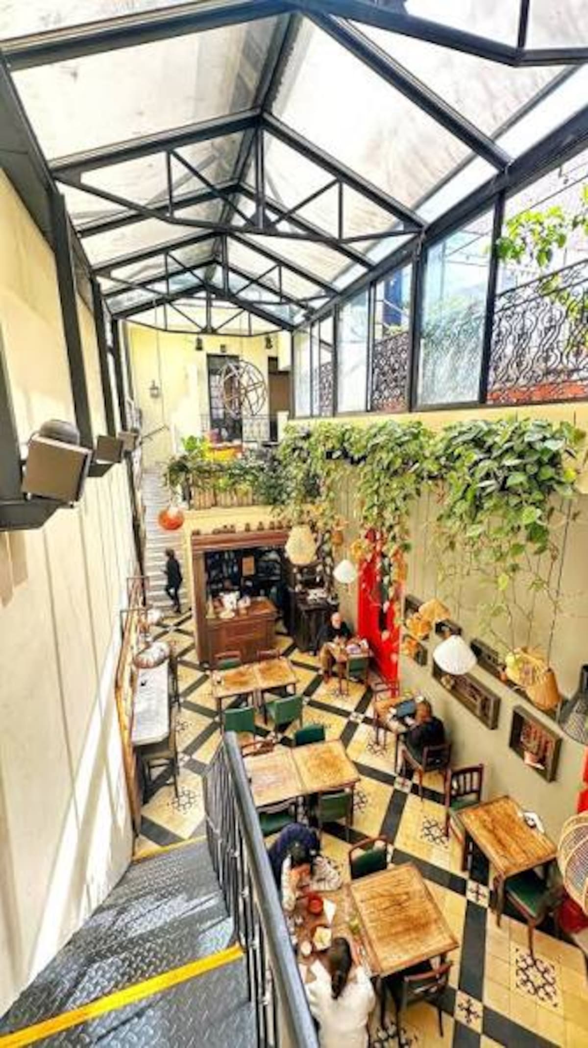 Jardín de invierno de estilo francés dentro de la cafetería Gontran Cherrier en San Nicolás