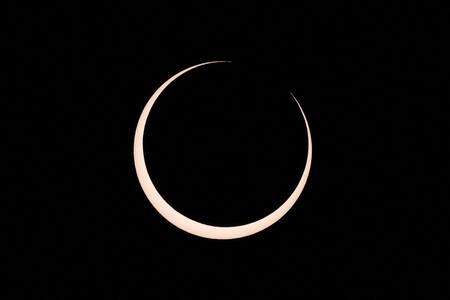 Eclipse solar anular 2024 desde la Isla de Pascua, Chile. Foto Reuters.