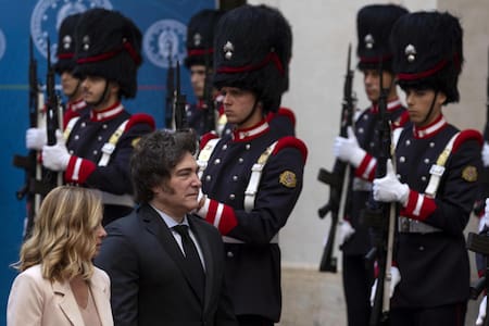 Javier Milei junto a Giorgia Meloni en Roma. Foto: EFE/Massimo Percossi