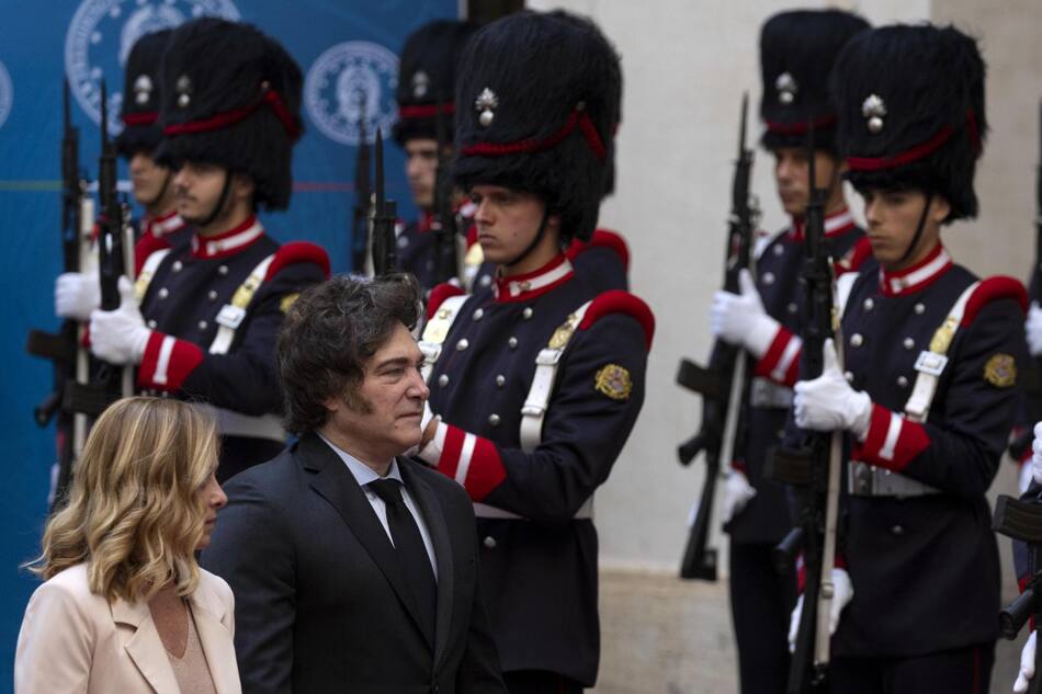Javier Milei junto a Giorgia Meloni en Roma. Foto: EFE/Massimo Percossi
