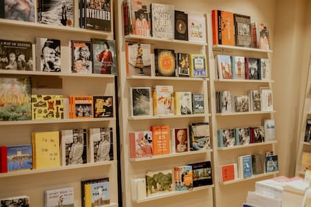Libro; librería. Foto: Unsplash.