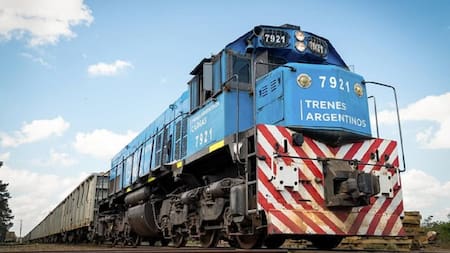 Javier Milei firmó un decreto para iniciar con la privatización de la empresa de trenes Belgrano Cargas