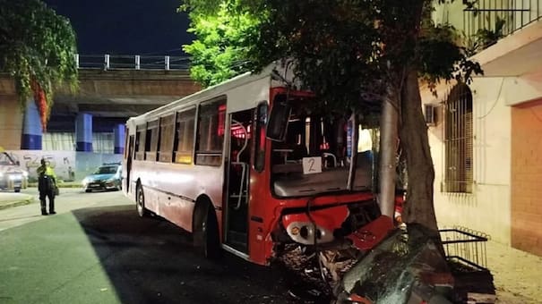 Un micro escolar se quedó sin frenos en la autopista 25 de Mayo, chocó varios autos y dejó como saldo 35 heridos