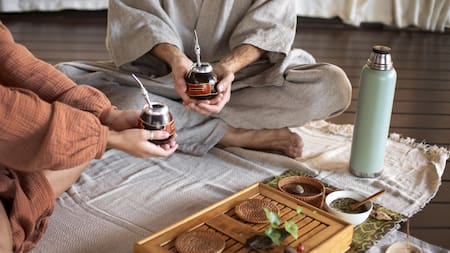 El mate es un aliado para largas charlas y jornadas de estudio. Foto: Freepik