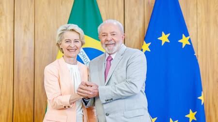 La presidenta de la Comisión Europea, Ursula von der Leyen, junto al mandatario brasileño Lula da Silva. Foto: Reuters.