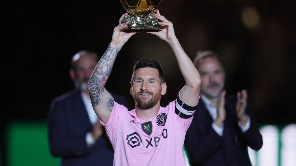 Lionel Messi presenta su octavo Balón de Oro. Foto: Reuters