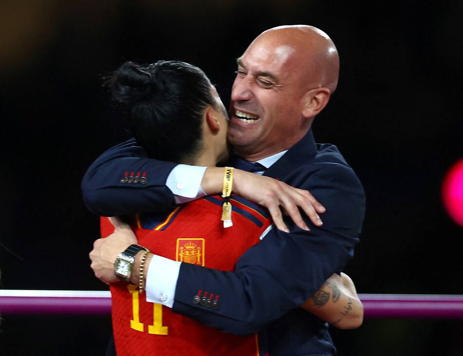 Luis Rubiales con Jenni Hermoso. Foto: Reuters