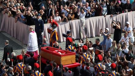 Traslado del cuerpo del papa Francisco a la basílica de San Pedro. Foto: REUTERS/Guglielmo Mangiapane.