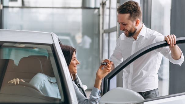 Manejar un auto que no es tuyo: qué permiso se necesita, cómo gestionarlo y qué pasa con la cédula azul