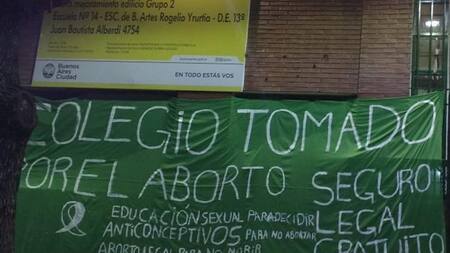 Estudiantes toman colegios porteños en reclamo por aborto legal