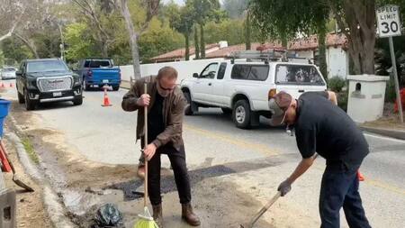 Arnold Schwarzenegger arregló baches en Los Ángeles. Foto: NA.