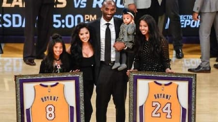 Kobe Bryant, homenajeado por Los Lakers al retirarse junto a su familia REUTERS