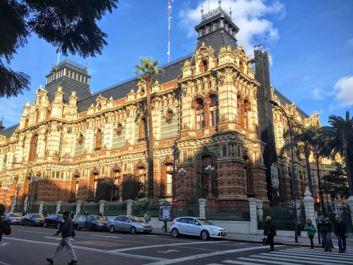 Fachada del Palacio de las Aguas Corrientes de Buenos Aires, edificio histórico revestido con cerámicas y terracotas inglesas.