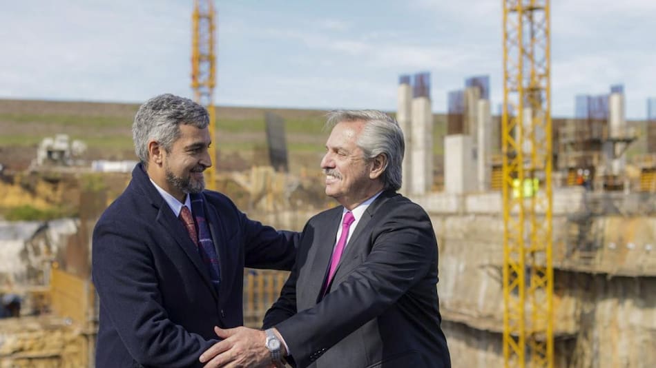 Alberto Fernández en la ciudad de Ayolas junto a Mario Abdo Benítez. NA